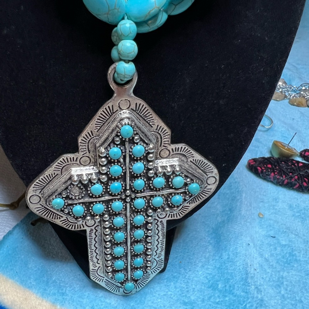 ✝️Turquoise Beaded & silver Cross Necklace 24”
D7